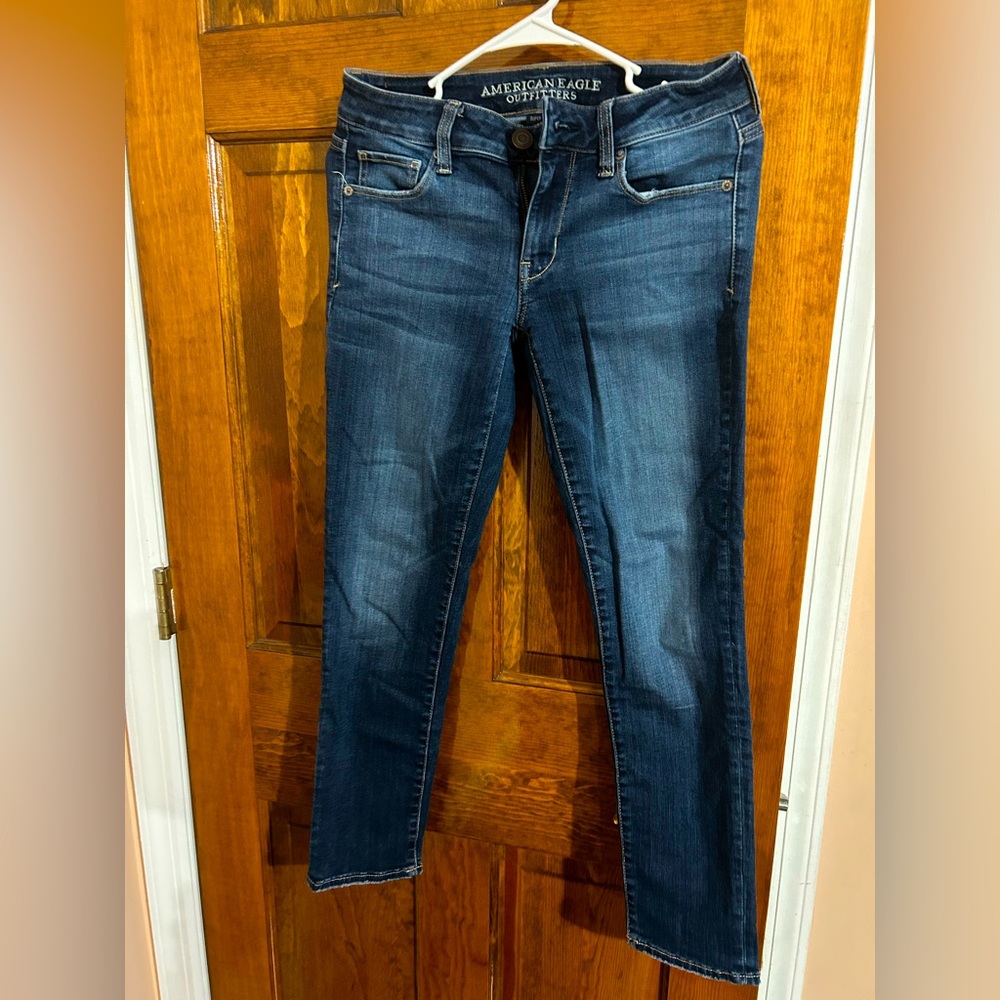 American Eagle Women’s Size 4 Short Jeans. Super short